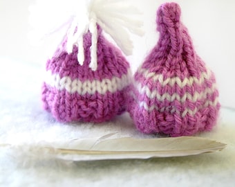 2 cappellini in miniatura per bambole lavorati a maglia - Rosa e bianco, scala 1:6
