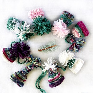 Guirnalda de gorros de punto en miniatura - Lana merino teñida a mano, decoración navideña