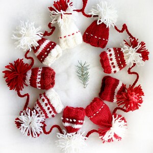 Guirnalda de gorros de punto en miniatura - Decoración navideña roja y blanca (9 gorros)