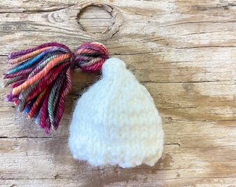 Cappello bianco in miniatura lavorato a maglia - Multi nappa - Ornamento per albero - Cappello per bambola - Decorazione per le feste
