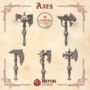 Könnte beinhalten: Eine Sammlung von fünf grauen Miniatur-Äxten aus Harz mit komplexen Designs, darunter ein Totenkopfmotiv, geflügelte Klingen und mechanische Details. Das Bild enthält den Text Axes, Al's Resin Forge und Greytide Studio auf einem Pergamenthintergrund.