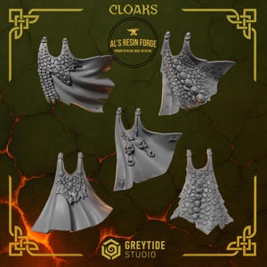 Könnte beinhalten: Ein Set aus fünf grauen Miniatur-Umhängen aus Harz mit verschiedenen Texturen wie Schuppenmustern und Totenkopfmotiven. Das Bild enthält den Text CLOAKS, AL'S RESIN FORGE, FORGED IN RESIN, BUILT IN DETAIL und GREYTIDE STUDIO in einem Rahmen.