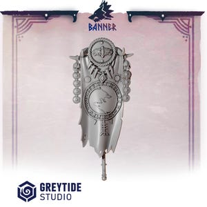 Op de afbeelding: Een grijze miniatuur banier met een centraal cirkelvormig embleem met een silhouet van een wolvenkop omringd door runentekst. De banier heeft een gerafelde onderrand, decoratieve zijkettingen met schedelaccenten en een bovenste medaillon met een wolvenmotief.