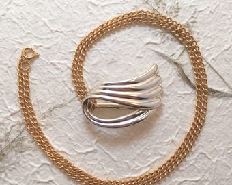 Vintage 1980s Gold Ribbon Pendant Necklace