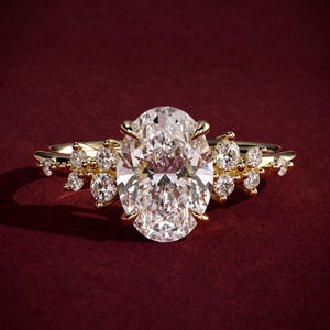 Anel de Noivado Solitário em Ouro 14k com Diamante Moissanita Oval de 2 Quilates e Diamantes Moissanita Redondos Cravejados, Anel de Aniversário, Anel de Compromisso...