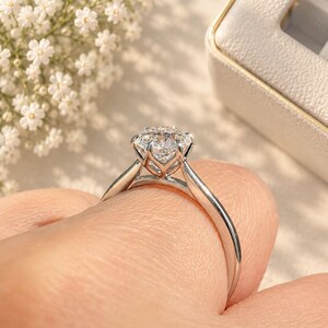 Bague de fiançailles en moissanite de taille ronde de 2,00 ct (environ), sertie dans un panier de fleurs, halo vintage en argent 925/or jaune/rose/blanc 10K/14K/1C8K.