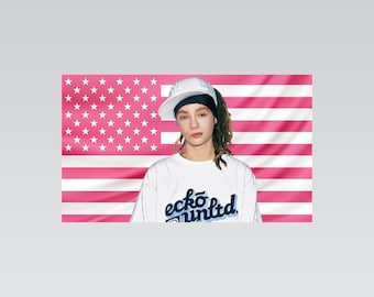 Tom Kaulitz Pink American Flag Tapestry – Music Artist Wall Art | Aesthetic Pink Flag | Rock Fan Decor | Bedroom Gift