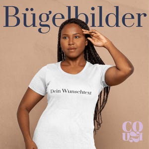 Könnte beinhalten: Ein weißes T-Shirt mit kurzen Ärmeln und dem schwarzen Schriftzug "Dein Wunschtext" auf der Brust. Das Bild enthält den dunkelblauen Text "Bügelbilder" oben und ein hellviolettes Logo mit den Buchstaben "CO UZI" in der unteren Ecke.