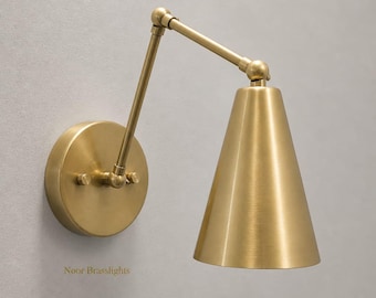 Lámpara de pared Art Déco de latón macizo con brazo oscilante y aplique cónico ajustable.