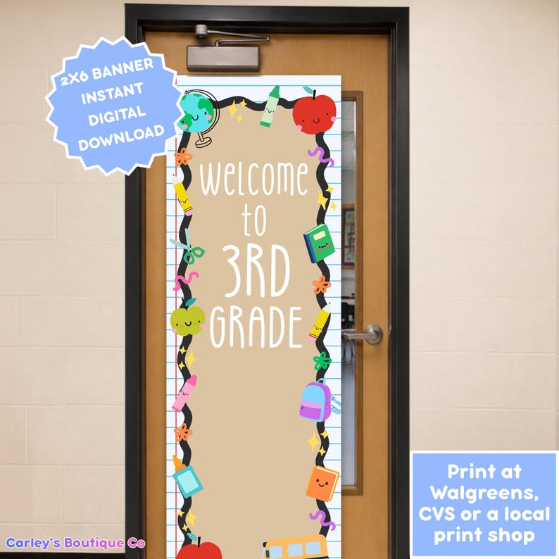 Pu&ograve; includere: Uno striscione verticale con sfondo color sabbia e bordi di carta a righe bianca, con il testo "WELCOME to 3RD GRADE" in bianco. Il design include articoli scolastici in stile cartone animato come un mappamondo, una mela, una matita e uno zaino.