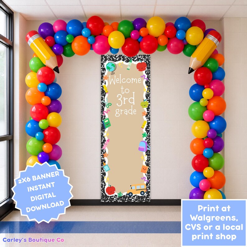 Pu&ograve; includere: Uno striscione verticale con centro color sabbia e bordo a quaderni neri e bianchi, con il testo Welcome to 3rd grade e icone scolastiche. &Egrave; incorniciato da un arco di palloncini colorati e due grandi palloncini a forma di matita gialla.