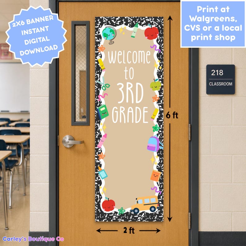 Pu&ograve; includere: Uno striscione verticale di 60x180 cm per porta di aula con un bordo a motivo quaderno a righe bianco e nero. Il centro beige presenta il testo bianco Welcome to 3rd Grade circondato da illustrazioni colorate di un mappamondo, mela, bus e matite.