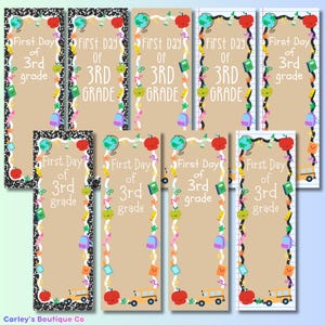 Pu&ograve; includere: Una collezione di segnalibri rettangolari con il testo First Day of 3rd grade. I design presentano bordi con illustrazioni a tema scolastico come mappamondi, mele, zaini e scuolabus su sfondi neri, beige e a righe.