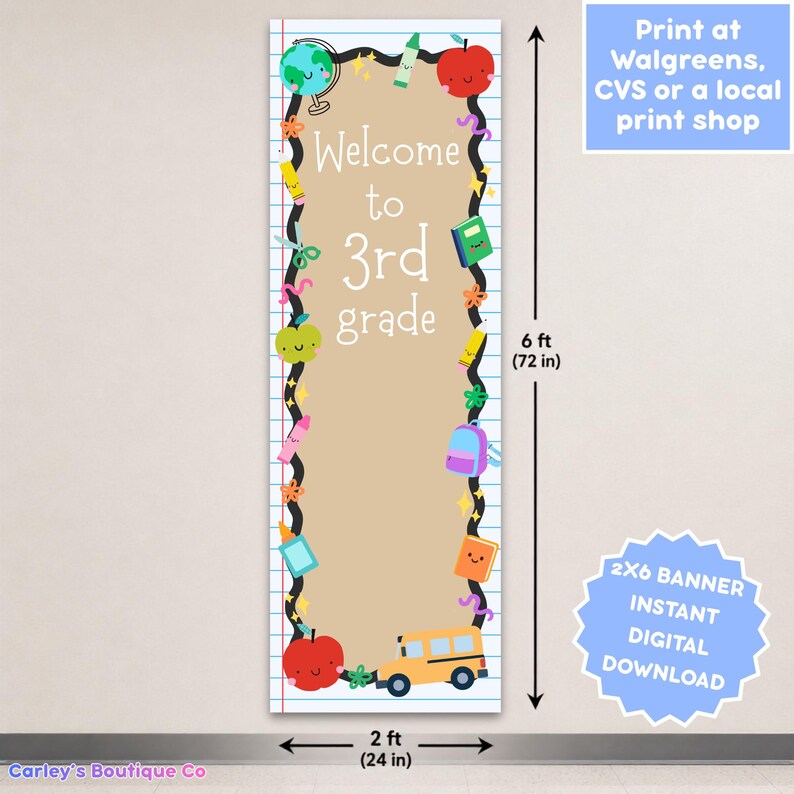 Pu&ograve; includere: Uno striscione rettangolare verticale che misura 61 cm per 183 cm con uno sfondo a righe. Al centro &egrave; presente il testo Welcome to 3rd grade in bianco. Il bordo &egrave; decorato con icone scolastiche colorate come un mappamondo, una mela e un autobus.
