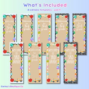 Pu&ograve; includere: Una collezione di nove striscioni rettangolari verticali per porte di aule con il testo 'Welcome to 3rd grade'. I design includono varie illustrazioni a tema scolastico come mappamondi, mele, libri e scuolabus su sfondi color marrone chiaro.