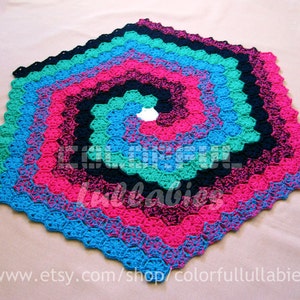 Crochet Hexagon Spiral Rug Pattern with continuous crochet technique. English and Spanish pattern. Motifs made without cutting the thread