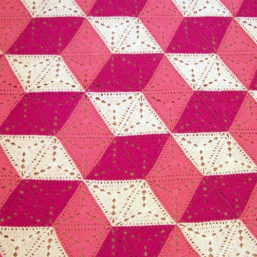 ジャスミンステッチの三角形のかぎ針編みパターン。パフステッチ