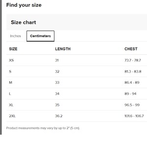 Puede incluir: Una tabla de tallas blanca con el texto "Find your size". La tabla incluye talla, largo en pulgadas y medidas de pecho en cent&iacute;metros. Las tallas van de XS a 2XL, con largos de 78,7 cm a 91,9 cm.
