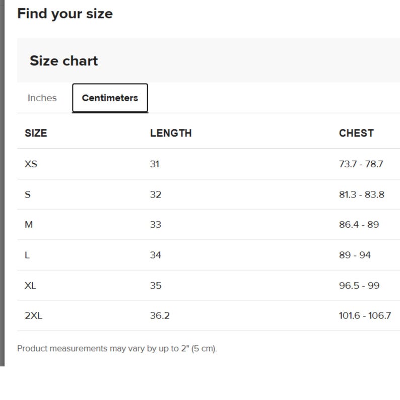 Puede incluir: Una tabla de tallas blanca con el texto "Find your size". La tabla incluye talla, largo en pulgadas y medidas de pecho en cent&iacute;metros. Las tallas van de XS a 2XL, con largos de 78,7 cm a 91,9 cm.