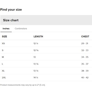 Puede incluir: Una tabla de tallas con medidas en pulgadas para las tallas XS, S, M, L, XL y 2XL. La tabla incluye medidas de largo y pecho. El texto "Find your size" est&aacute; en la parte superior. Las medidas del producto pueden variar hasta 5 cm.