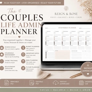 Pode incluir: Um planejador digital de vida para casais exibido na tela de um laptop, com cronograma semanal, planejamento de orçamento e rastreamento de metas. O design inclui o texto Reign & Rose, Focus, Balance, Build, Grow.