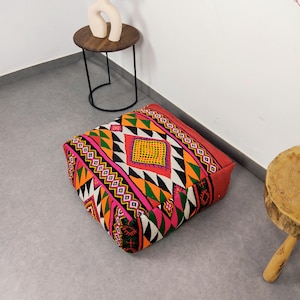 Marokkanischer Bodenhockerbezug, Woll-Kilim-Patchwork-Hocker, Boho-Fußhocker, ungepolstertes Bodenkissen, 61 x 61 x 20 cm