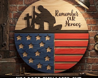 Tabliczka na drzwi z okazji Dnia Pamięci w formacie SVG, plik wycinany laserowo z flagą USA, okrągły drewniany znak „Pamiętajmy naszych bohaterów”, patriotyczny napis Glowforge wycinany laserowo, drewniana dekoracja na drzwi.