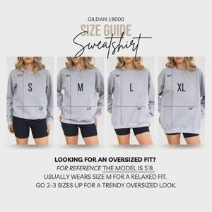 Puede incluir: Gu&iacute;a de tallas para una sudadera gris Gildan 18000. La imagen muestra cuatro modelos con diferentes tallas: S (68.6cm pecho, 50.8cm largo), M (71.1cm pecho, 55.9cm largo), L (73.7cm pecho, 61cm largo) y XL (76.2cm pecho, 66cm largo).