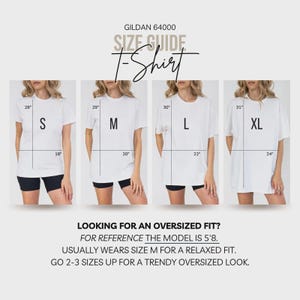 Pu&ograve; includere: Guida alle taglie per t-shirt Gildan 64000, con modelli che indossano taglie S, M, L e XL. Le misure sono in pollici. Il testo include consigli per una vestibilit&agrave; oversize e raccomandazioni sulle taglie.