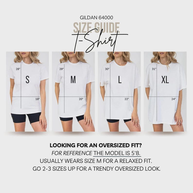 Pu&ograve; includere: Guida alle taglie per t-shirt Gildan 64000, con modelli che indossano taglie S, M, L e XL. Le misure sono in pollici. Il testo include consigli per una vestibilit&agrave; oversize e raccomandazioni sulle taglie.