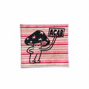 Peut inclure: Un écusson en tissu carré avec un fond rayé rose et blanc. Une illustration au trait noir représente un personnage champignon avec des étoiles sur le chapeau, tenant une pancarte rectangulaire portant l'inscription ACAB en lettres noires.