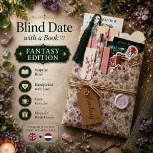 Op de afbeelding: Een Blind Date with a Book Fantasy Edition pakket verpakt in bloemenpapier met een touwtje, een bruin label met de tekst fantasy, een donkergroene kwast, een boekenlegger met roze bloemen, een pen en een waszegel. Tekst is in het pakket zichtbaar.