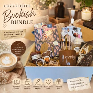Peut inclure: Un coffret cadeau intitulé Cozy Coffee Bookish Bundle contenant une tasse marron avec le mot Lovely, un livre emballé, une bougie pilier, des articles de papeterie, des autocollants et un plateau sur le thème du café avec du texte.