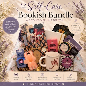 Può includere: Un set regalo self-care bookish bundle contenente una tazza bianca con illustrazione di un fiocco rosso, un balsamo labbra rosa, un accessorio a forma di fiore color pesca, tè ai frutti di bosco, una candela, un diario e vari articoli di cancelleria.