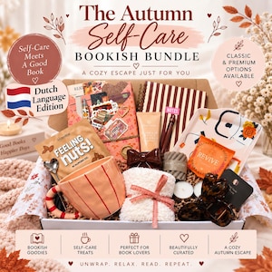 Può includere: Una confezione regalo intitolata The Autumn Self-Care Bookish Bundle contenente una tazza a righe color pesca, un panno bianco soffice con un nastro rosa, un fiocco marrone, una piccola candela, una bustina di cura Feeling Nuts, un sacchetto da bagno Revive e una molletta per capelli.