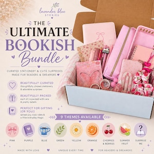 Peut inclure: Un coffret cadeau de papeterie contenant un carnet rose clair, une trousse assortie, une carte avec un papillon, du papier à motifs et divers accessoires d'écriture. La boîte porte l'inscription The Ultimate Bookish Bundle avec des détails sur la papeterie et neuf thèmes de couleurs disponibles, dont rose, violet, bleu, vert, jaune, orange, cerises, baies et fruits d'été.