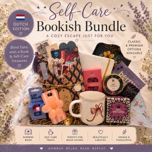 Peut inclure: Un coffret cadeau self-care bookish bundle comprenant une tasse en céramique blanche avec une illustration de nœud, une boîte de thé Bos Vruchten, un baume à lèvres, une enveloppe à motifs floraux, une bougie, un carnet et divers accessoires.