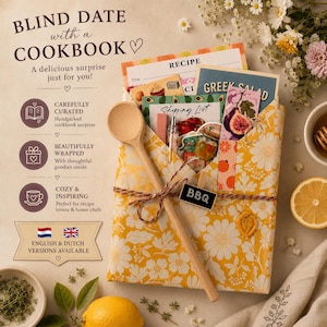 Può includere: Un pacchetto regalo avvolto in carta floreale gialla contenente un libro di cucina, schede di ricette e un cucchiaio di legno. Il pacchetto è legato con dello spago e presenta una piccola etichetta nera con la scritta BBQ. Il testo recita BLIND DATE with a COOKBOOK.
