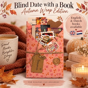 Può includere: Un pacchetto regalo contenente un libro, avvolto in carta rosa con motivo a foglie autunnali, legato con spago e un ciondolo a forma di foglia. Include adesivi, una penna e un'etichetta con scritto Romance. Il testo recita Blind Date with a Book.