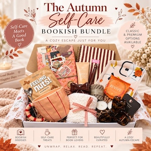 Op de afbeelding: Een geschenkdoos met de titel The Autumn Self-Care Bookish Bundle met een perzikkleurige gestreepte mok, een witte pluizige doek met een roze lint, een bruin strikornament, een notitieboek, een Feeling Nuts amandelolie-zakje, een Revive-badbom en haaraccessoires.
