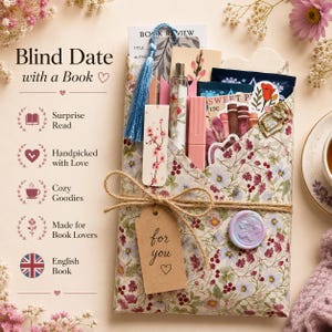 Puede incluir: Un sobre de papel con estampado floral atado con cordel, que contiene un libro, un marcapáginas con una borla azul, un bolígrafo y pegatinas. Se adjunta una etiqueta marrón con la inscripción 'for you' y un corazón. El texto 'Blind Date with a Book' es visible.