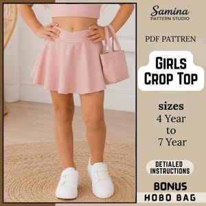 Może przedstawiać: Jasnoróżowy prążkowany krótki top i pasująca rozkloszowana spódnica z małą torebką typu hobo. Tekst głosi Samina Pattern Studio, PDF PATTREN, GIRLS CROP TOP, sizes 4 Year to 7 Year, DETIALED INSTRUCTIONS, BONUS HOBO BAG. Ubrane są białe trampki.