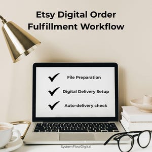 Op de afbeelding: Een laptop met de tekst Etsy Digital Order Fulfillment Workflow en een checklist voor File Preparation, Digital Delivery Setup en Auto-delivery check. Een gouden bureaulamp, een witte koffiekop, een bril en boeken.