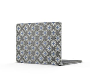 Niebieski wzór kafelkowy, przezroczysty pokrowiec na MacBooka, geometryczny motyw kwiatowy, prezent dla studenta, elegancki pokrowiec na laptopa, prezent na ukończenie studiów
