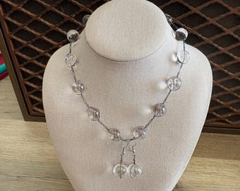 Collar y pendientes con efecto de charcos de luz