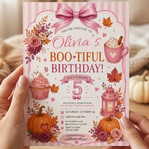Peut inclure: Une carte d'invitation d'anniversaire rectangulaire à fond rayé rose, ornée d'un grand nœud rose, de fleurs, d'un cupcake, d'un mug de chocolat chaud, d'une lanterne et de citrouilles. Le texte indique Olivia's BOO-TIFUL BIRTHDAY! SHE'S TURNING 5.