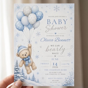 Op de afbeelding: Een babyshower-uitnodiging met een teddybeer die blauwe, witte en grijze ballonnen vasthoudt boven een besneeuwd landschap met dennenbomen en sneeuwvlokken. De tekst luidt: PLEASE JOIN US FOR A BABY SHOWER, Olivia Bennett, WE CAN bearly WAIT!, JUNE 14 2026.