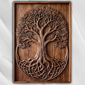 Può includere: Una placca da parete rettangolare in legno marrone scuro con un intaglio in rilievo dettagliato di un albero. Il design mostra una fitta chioma di foglie, un tronco strutturato e radici complesse e intrecciate in una cornice circolare.