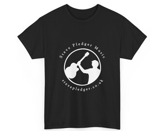 以下が含まれることがあります： 胸元に白い円形のグラフィックがプリントされた黒の半袖Tシャツ。ギターを持つ人物のシルエットが描かれており、その周囲を円状にSteve Pledger Musicとstevepledger.co.ukというテキストが囲んでいます。