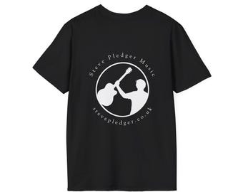 以下が含まれることがあります： 胸元に白い円形のグラフィックがプリントされた黒の半袖Tシャツ。グラフィックにはアコースティックギターを弾く人物のシルエットが描かれており、その周囲に「Steve Pledger Music」および「stevepledger.co.uk」というテキストが配置されています。